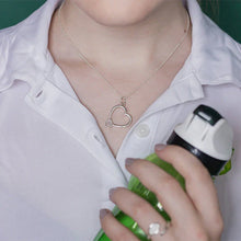 Kép betöltése a galériamegjelenítőbe: Teniszütő szívalakú medál | Strokeside Designs