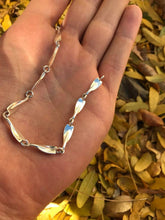 Lade das Bild in den Galerie-Viewer, Ruderarmband - kleines Paddel aus Federn | Strokeside-Designs