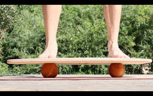 Load image into Gallery viewer, Masszázs golyó - kőrisfa, 10 cm | rollholz