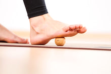 Load image into Gallery viewer, Masszázs golyó - kőrisfa, 4 cm | rollholz