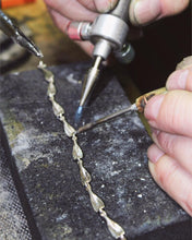 Lade das Bild in den Galerie-Viewer, Ruderarmband - kleines Paddel aus Federn | Strokeside-Designs