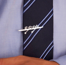 Load image into Gallery viewer, Evezős nyakkendőtű - Négyes | Strokeside Designs