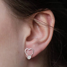 Lade das Bild in den Galerie-Viewer, Ruderohrring - Bardenklinge | Strokeside-Designs
